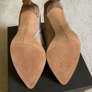 Vince Camuto women’s shoes. Beige leather. 7.5 size.